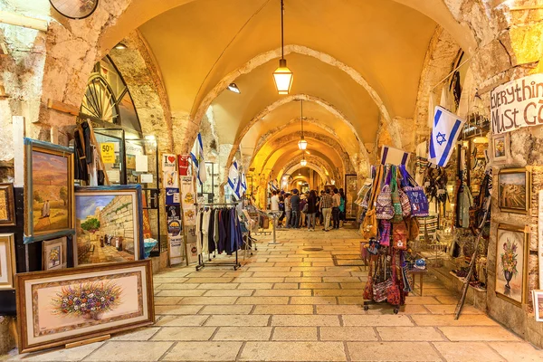 Galeria de lojas de presentes na Cidade Velha de Jerusalém . — Fotografia de Stock