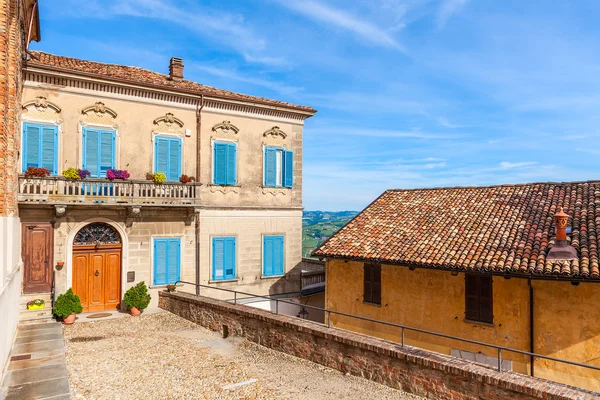 Kleurrijke huis in kleine Italiaanse stad. — Stockfoto