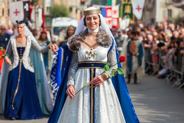 Défilé médiéval dans les rues d'Alba . — Photo