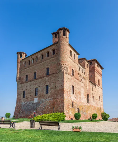 Замок Гринцане в Италии . — стоковое фото