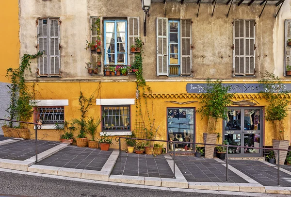 Gevel met kleine Souvenirwinkel in Nice, Frankrijk. — Stockfoto