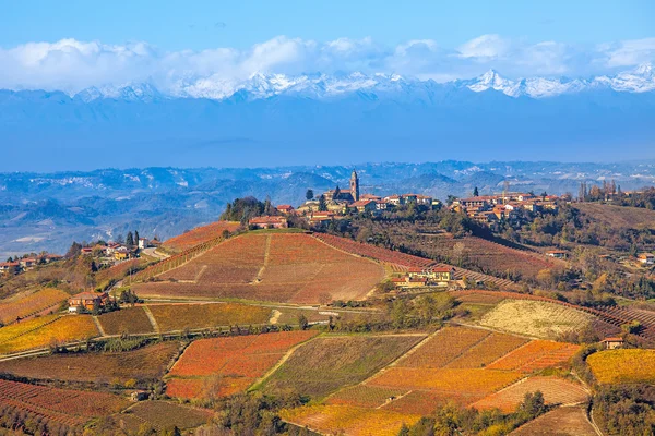 畑とイタリアの秋の山. — ストック写真