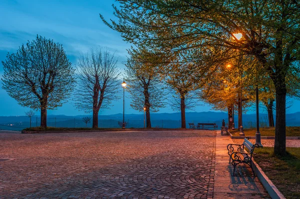 Lilla torget av Diano D'Alba i tidig morgon. — Stockfoto