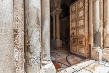 Sütunlar ve kutsal Sepulchre of Kilisesi'nin ahşap kapı.