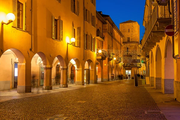 Centro storico di Alba in serata . — Foto Stock