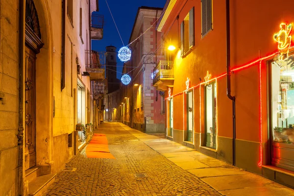 Rue décorée d'Alba dans le evenig . — Photo