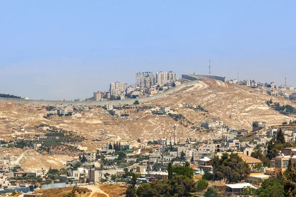 Palestijnse dorp en stad gescheiden door muur. — Stockfoto