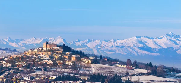 Vista sulla piccola città e sulle montagne . — Foto Stock