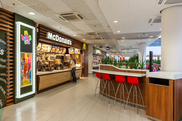 Restauracja McDonald's wewnątrz centrum handlowego. — Zdjęcie stockowe