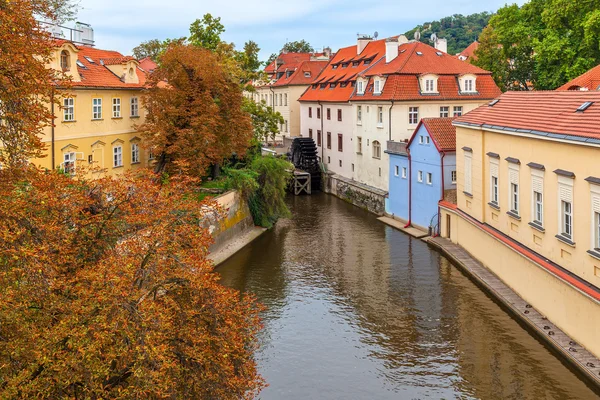 Canal estrecho y casas coloridas en Praga . —  Fotos de Stock