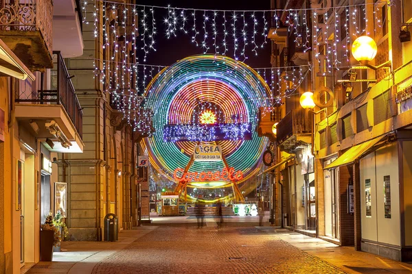 Vista nocturna de la calle peatonal en Alba, Italia . — Foto de Stock