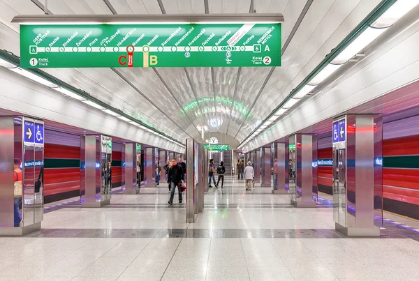 Moderna stazione della metropolitana a Praga . — Foto Stock