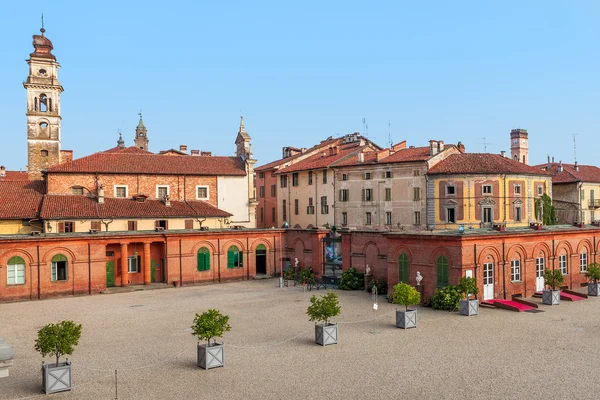 Staré domy racconigi, Itálie. — Stock fotografie