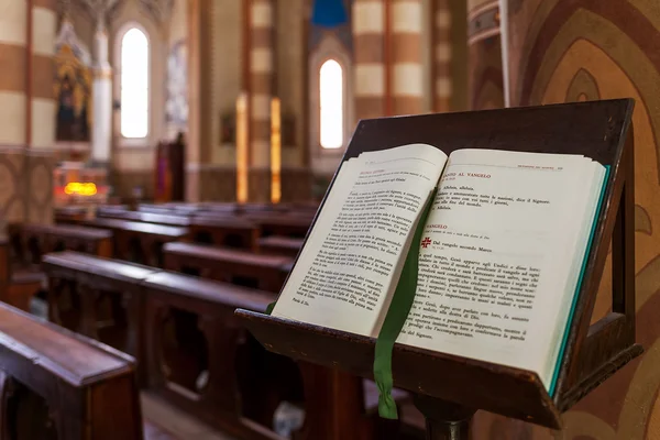 Otevřené Bible na lavici uvnitř Katedrála San Lorenzo. — Stock fotografie