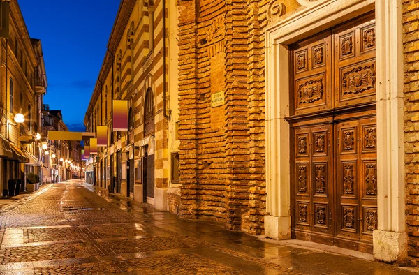 Antigua calle peatonal por la noche . —  Fotos de Stock