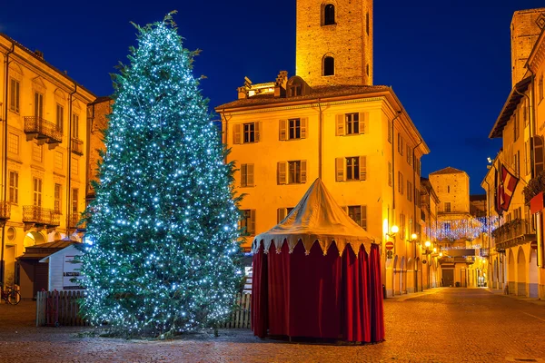 Árbol de Navidad iluminado en la plaza de la ciudad en Alba, Italia . —  Fotos de Stock