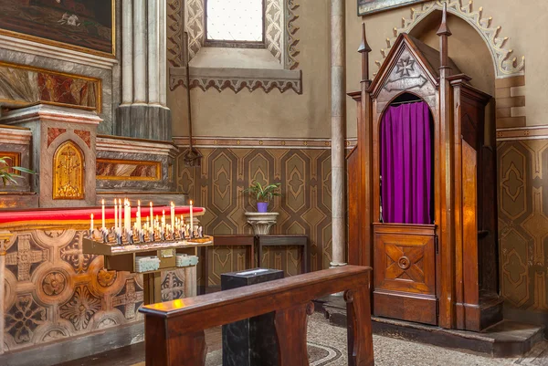 Confessional and altar with candles in the church. — Stock Photo, Image