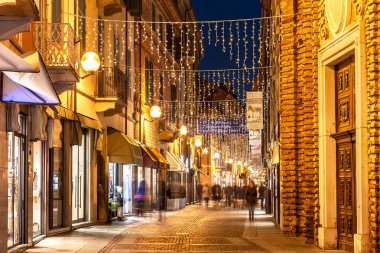 Alba, İtalya'nın eski şehirde insan siluetleri.