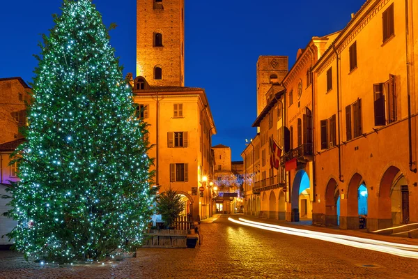 Arbre de Noël illuminé sur la place de la ville à Alba . — Photo