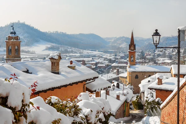 Küçük kasaba İtalya kar ile kaplı. — Stok fotoğraf