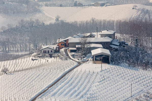 Landelijke huizen en besneeuwde heuvels van Italië. — Stockfoto