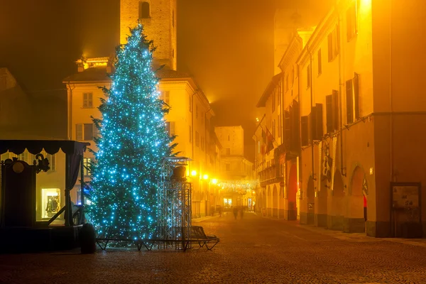 Árvore de Natal na praça da cidade na Itália . — Fotografia de Stock