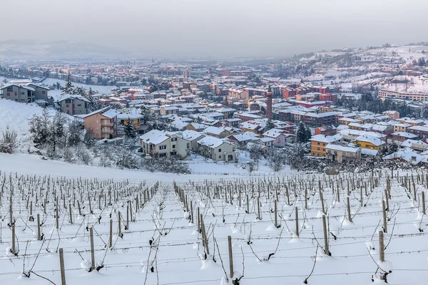 Miasta Alba wśród wzgórz zimowa. — Zdjęcie stockowe
