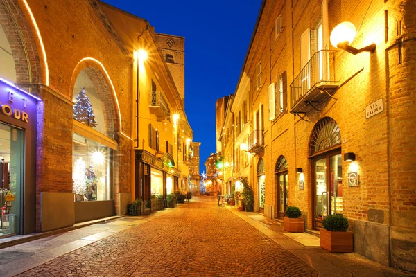 Centro da cidade à noite. Alba, Itália . — Fotografia de Stock