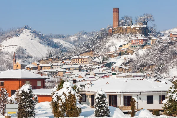 Μικρή πόλη, καλυμμένα με χιόνι στο Πιεμόντε, Ιταλία. — Stockfoto