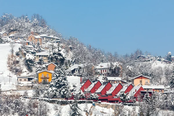 Pequeño pueblo italiano cubierto de nieve . —  Fotos de Stock