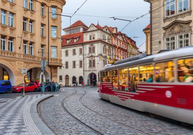 Prag sokakta tramvay.