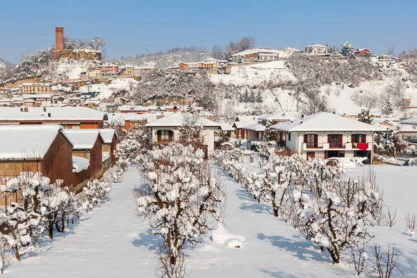 Liten stad under snön i Italien. — Stockfoto