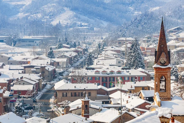 Pequeña ciudad cubierta de nieve en Italia . — Foto de Stock