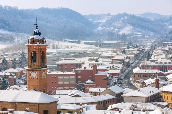 白雪覆盖的意大利小镇. — 图库照片