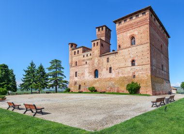 Eski kale rinzane Cavour, İtalya.