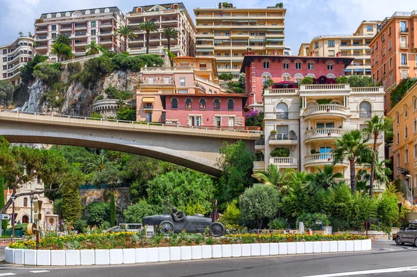 Racing bil skulptur i centrum av monte carlo. — Stockfoto