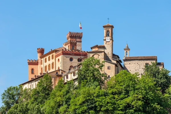 Pequena cidade na colina em Piemonte, Itália . — Fotografia de Stock