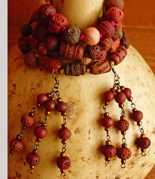 Halk küpeleri ve kolye, el yapımı.