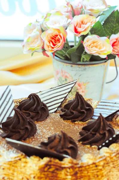 Pastel de chocolate y rosas —  Fotos de Stock