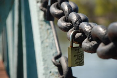 Aşk zincire kilitleri