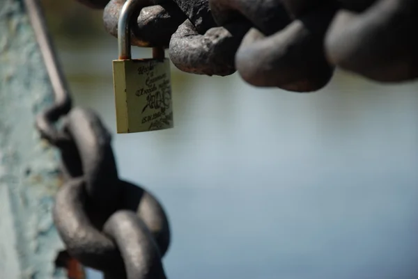 Aşk zincire kilitleri