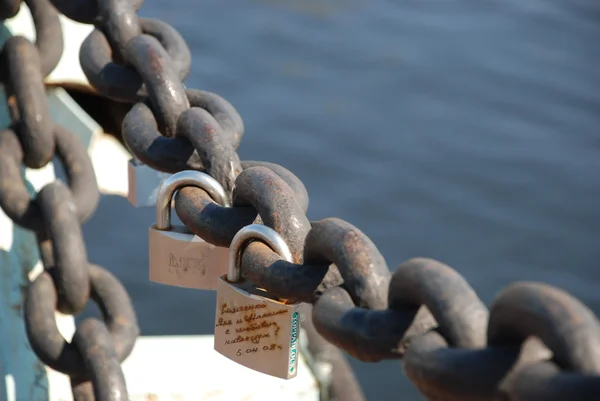 Aşk zincire kilitleri