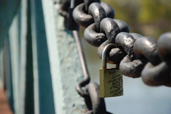 Aşk zincire kilitleri