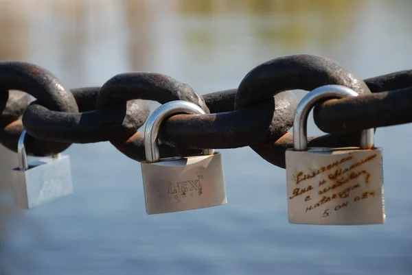Aşk zincire kilitleri