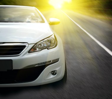 bir otoyolda yüksek hızlarda bir araba