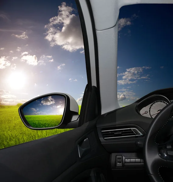 Reflejo de la carretera en el espejo lateral del coche . — Foto de Stock