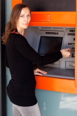 Kafkasyalı genç kadın ATM 'ye kart koydu.