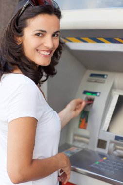 Gülümseyen kadın ATM 'den para çekiyor..