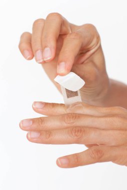 Beyaz arka planda tıbbi bandajlı kadın eli