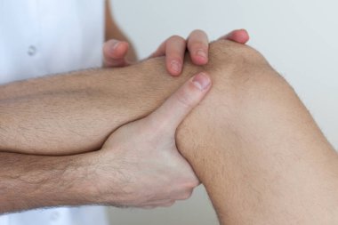 Masaj terapisti bacak masajı yapıyor.